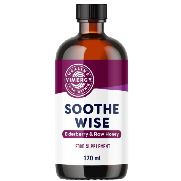 Produktfoto: Das Bild zeigt eine braune Flasche mit schwarzem Deckel, die ein Nahrungsergänzungsmittel namens “Soothe Wise“ enthält. Die Flasche hat ein Etikett mit der Aufschrift “Elderberry & Raw Honey“ und einem USDA Organic-Siegel. Ein Löffel lehnt an der Flasche.