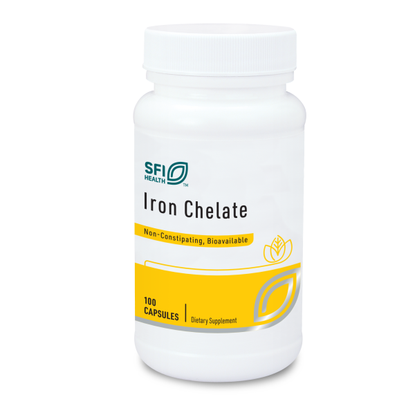 Produktfoto: Das Bild zeigt eine weiße Plastikflasche mit einem Schraubverschluss. Auf der Flasche steht 'SFI Health Chewable Iron Chelate'. Die Etikettenfarbe ist hauptsächlich weiß mit gelben Akzenten. Es wird als Nahrungsergänzungsmittel beschrieben, das schonend für den Magen ist und einen natürlichen Kirschgeschmack hat. Die Flasche enthält 100 Tabletten.