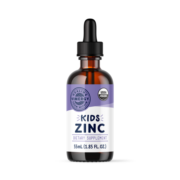 Produktfoto: Das Bild zeigt eine braune Glasflasche mit einem schwarzen Tropfverschluss. Auf dem Etikett steht “Kids Zinc Dietary Supplement“, 55 mL (1.85 FL. OZ.). Es gibt ein USDA Organic-Siegel und das Logo “Healing Vimergy From Within“.