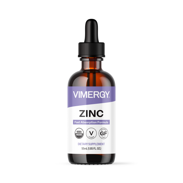 Produktfoto: Eine braune Glasflasche mit Pipettenverschluss steht auf einem weißen Hintergrund. Auf dem Etikett steht 'Zinc Dietary Supplement, 55mL (1.85 FL OZ.)'. Das Etikett ist lila und weiß mit den Logos 'Healing Vimergy from Within' und 'USDA Organic'.