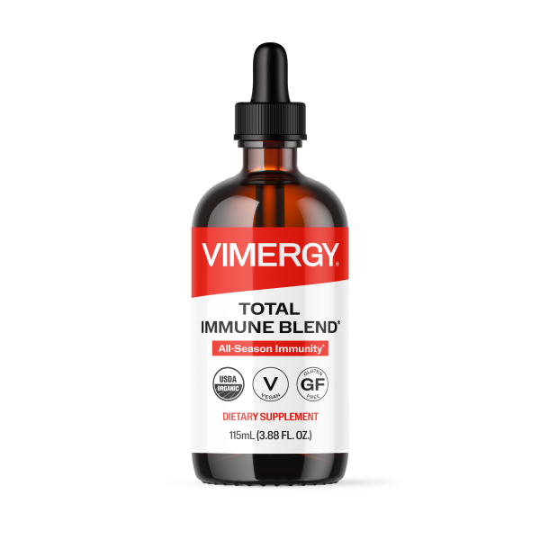 Produktfoto: Das Bild zeigt eine braune Glasflasche mit einem weißen Etikett, auf dem “TOTAL IMMUNE BLEND“ steht. Daneben liegt eine Pipette mit einer Skala. Die Flasche enthält 115 mL einer Flüssigkeit, die als Nahrungsergänzungsmittel gekennzeichnet ist.