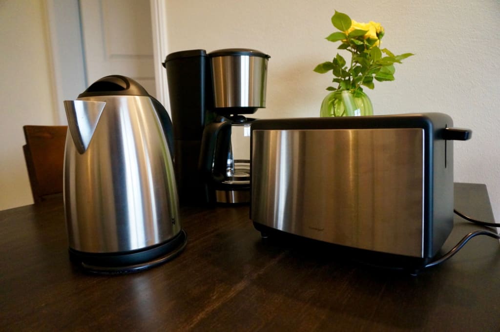 Neue Kaffeemaschine, Toaster und Wasserkocher