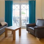 Ledersofa und Sessel in der Wohnung 17 der Residenz Leuchtturm