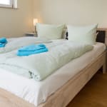 Bett im Schlafzimmer der Residenz Leuchtturm Whg. 17